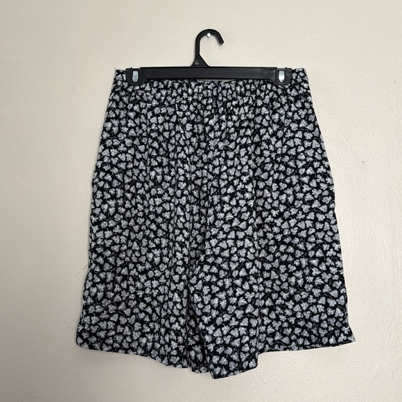 Vintage Honors Apparel Black and White Long shorts with Floral Print medium - Picture 4 of 10